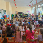 dzieci słuchają koncertu