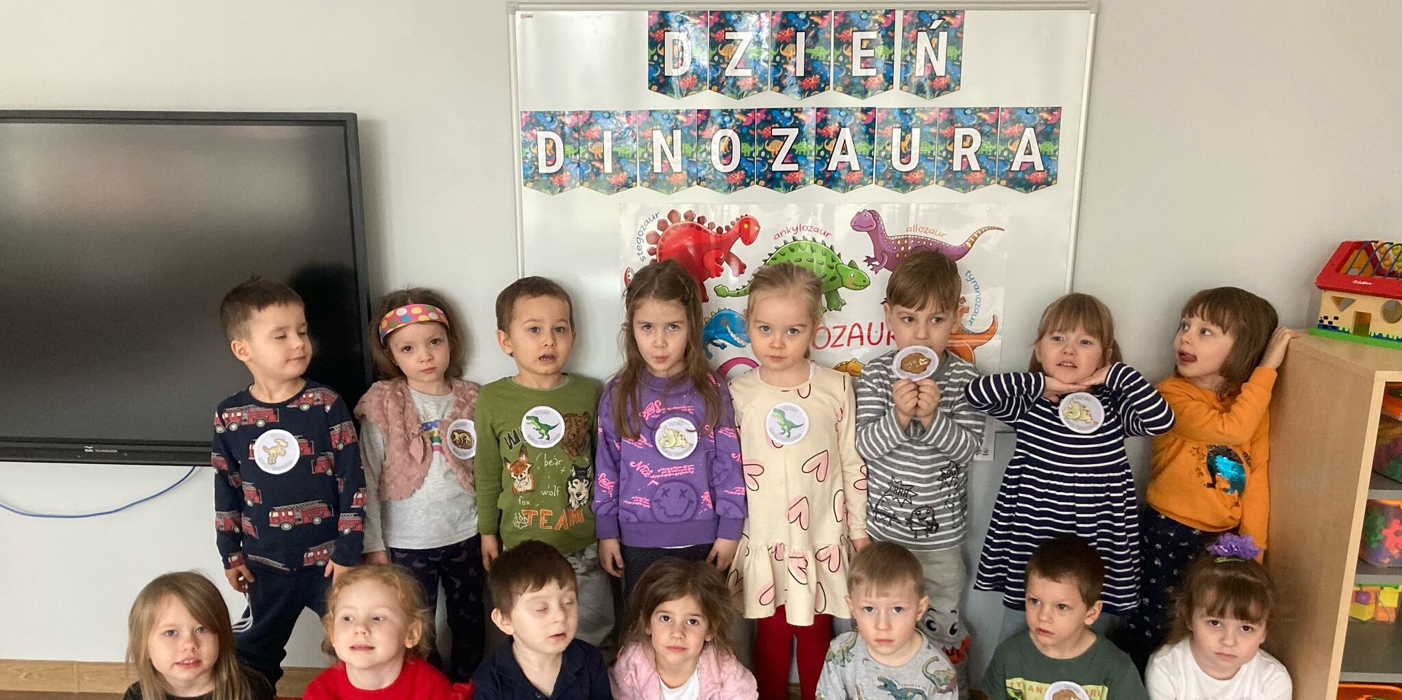 dzieci przy napisie