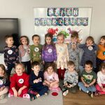 dzieci z naklejkami z dinozaurami