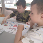 Tymek i Bartek malują palcem