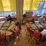 dzieci szukają figurek dinozaurów