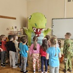 dzieci i dmuchany dinozaur
