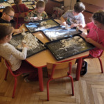 dzieci rozbijają gips i szukają figurek dinozaurów