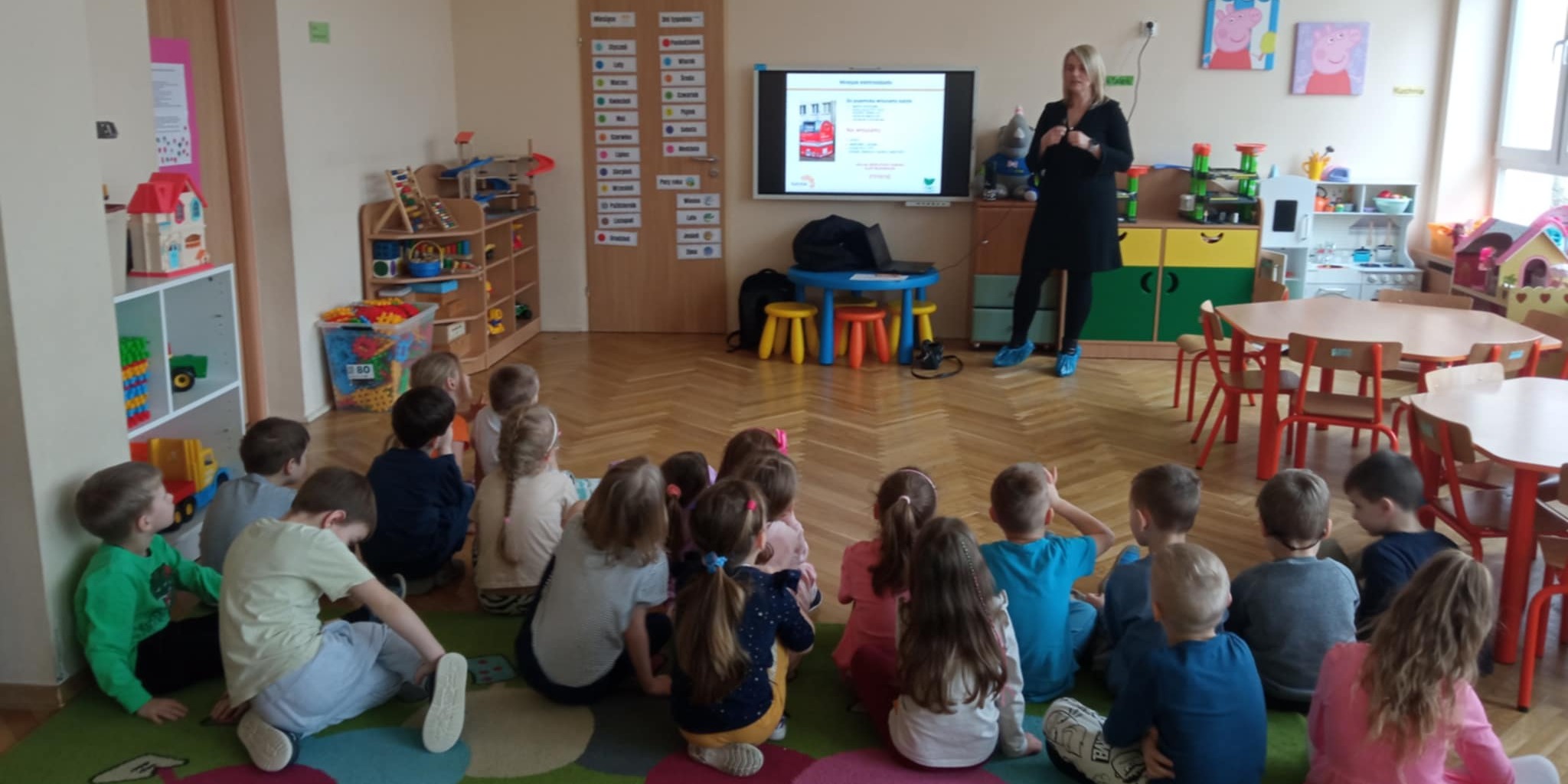 dzieci oglądają film edukacyjny