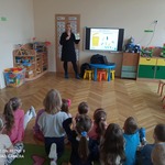 dzieci poznają zasady segregacji odpadów