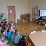 dzieci oglądają film edukacyjny