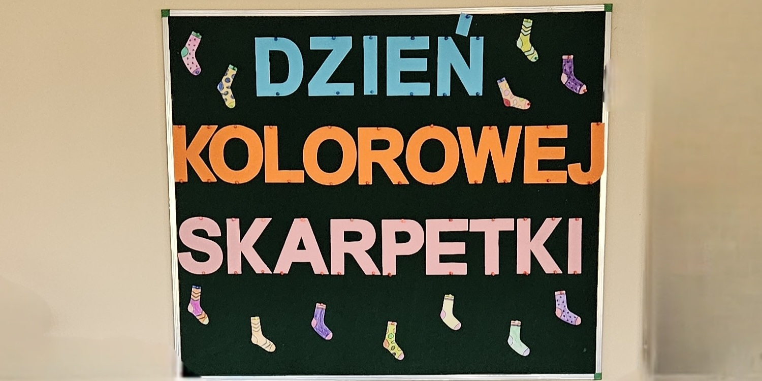 napis dzień kolorowej skarpetki
