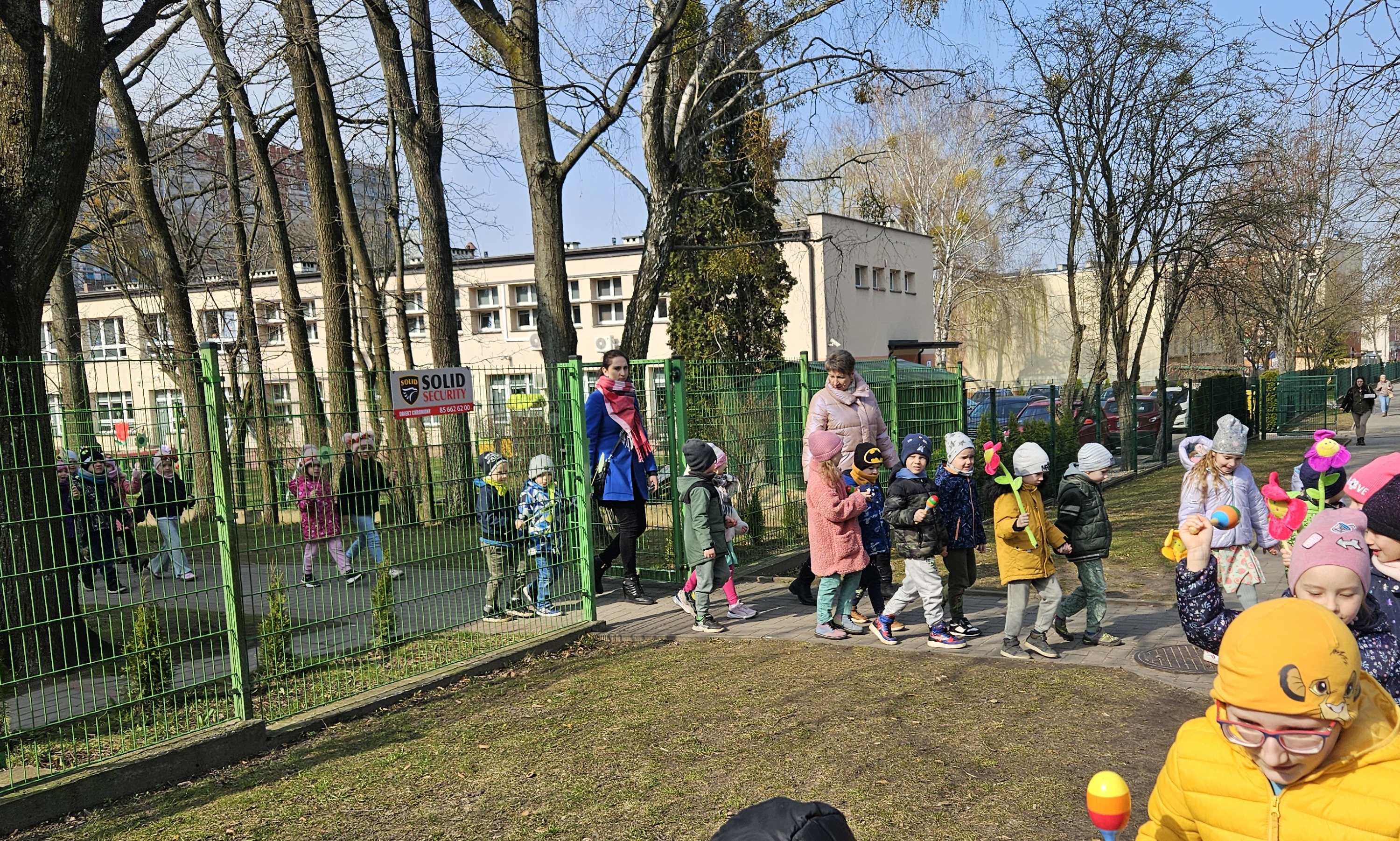 dzieci idą na spacer