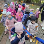dzieci z kwiatkami w ręku
