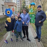 dzieci idą na spacer z marzanną
