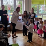 chłopiec otrzymuje upominki i medal