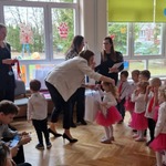 dziewczynka otrzymuje medal na pasowanie