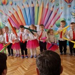 dzieci trzymają bum bum rurki