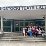 dzieci stoją przed teatrem