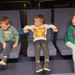 chłopcy siedzą w teatrze na widowni
