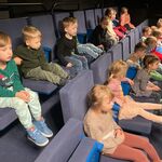 dzieci siedzą w teatrze na widowni 