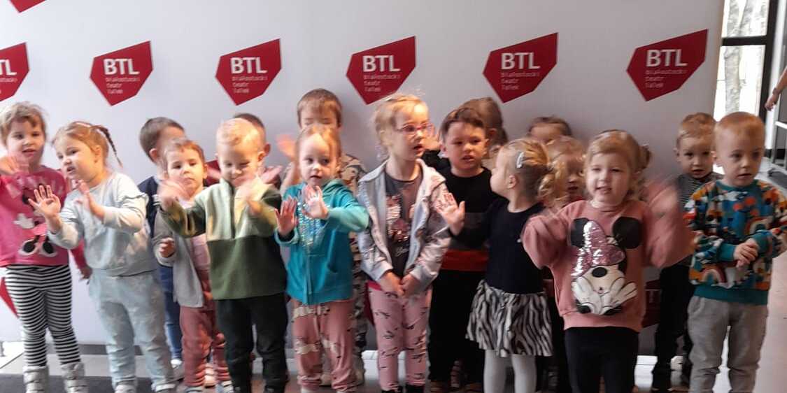 dzieci w teatrze przy ściance