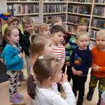 dzieci w bibliotece