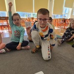 Tymon pokazuje kartkę ze współrzędnymi
