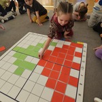 Zuzia kładzie kartkę na planszy