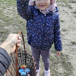 Marcelina trzyma niebieską pisankę