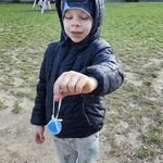 Filip trzyma niebieską pisankę