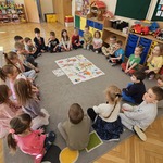 dzieci z dużą kolorowanką