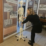 Pani pokazuje szkielet człowieka