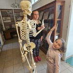 Dominika przybija piątkę szkieletowi człowieka