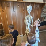Weronika przybija piątkę szkieletowi człowieka