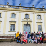 dzieci przed muzeum