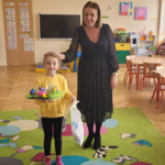 Ella trzyma pracę konkursową