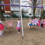 dzieci korzystają z nowej huśtawki