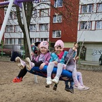 dzieci korzystają z huśtawki