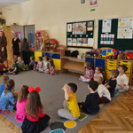 dzieci siedzą na dywanie