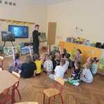 dzieci słuchają o zwierzętach leśnych
