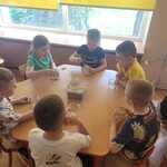 dzieci przygotowują podłoże do siania kwiatów