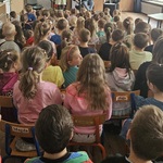 dzieci słuchają audycji