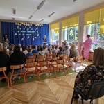 Pani Justyna przemawia do mikrofonu