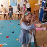 dziewczynki odbierają nagrody