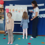 dziewczynki wykonują zadanie konkursowe