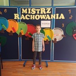Michał przy tablicy z gąsienicą