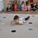 Bartek przechodzi pod sznurkiem