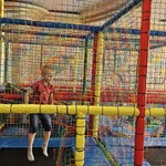 dzieci na trampolinach