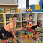 Michał i Filip bawią się zabawkami