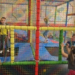 dzieci skaczą na trampolinach
