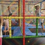 dzieci przy trampolinach