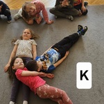 dzieci tworzą z ciał literę K