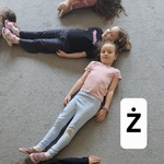 dziewczynki tworzą z ciał literę Ż