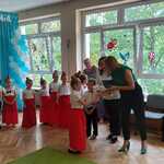 Lena odbiera upominek